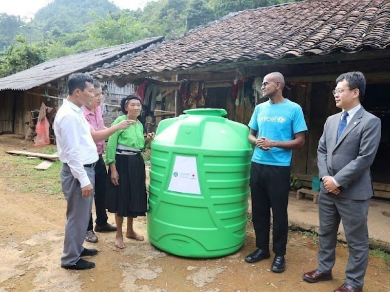 UNICEF representative presents water tanks to poor communes in Cao Bang province. (Photo: Chu Hieu/VNA)