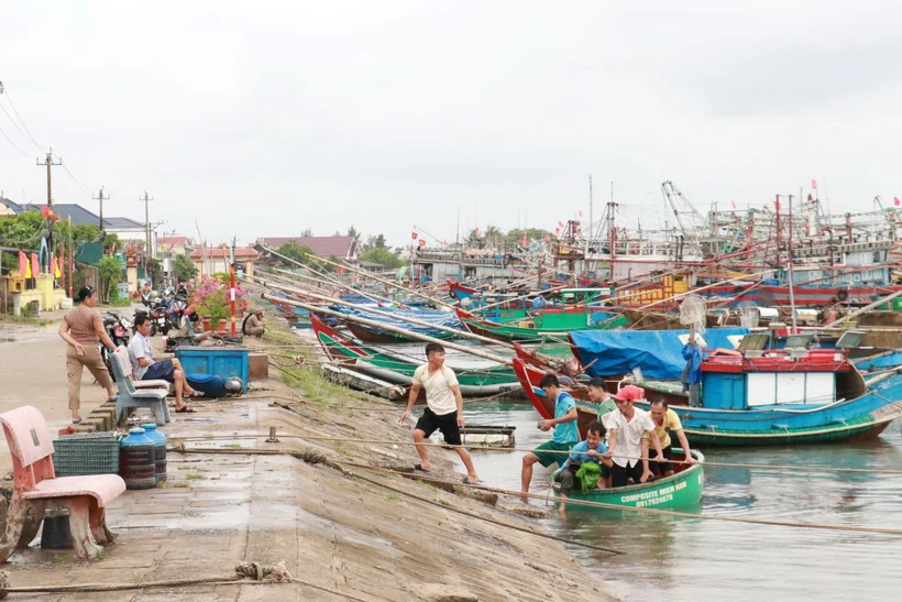 Ngư dân Quảng Trị di chuyển vào bờ để bảo đảm an toàn trước áp thấp nhiệt đới. (Ảnh: Nguyên Lý/TTXVN)