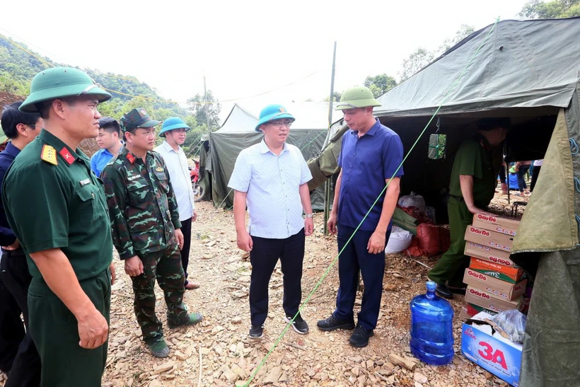 Phó Chủ tịch UBND tỉnh Sơn La Nguyễn Thành Công và lãnh đạo huyện Mường La tham quan khu ở tạm của nhân dân bản Nà Chà, xã Pi Toong. (Ảnh: Quang Quyết/TTXVN)