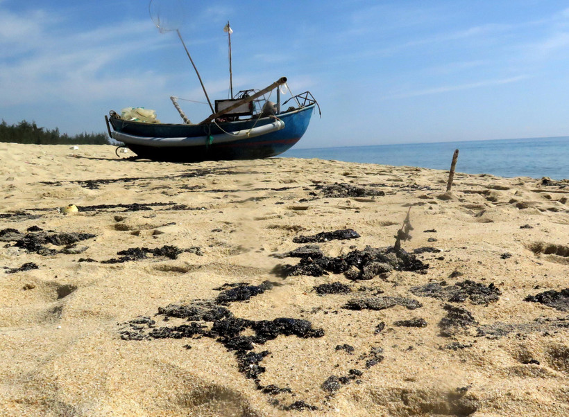 Chất thải vón cục, dẻo quánh, có mùi hôi như nhựa đường. (Ảnh: Phước Ngọc/TTXVN)