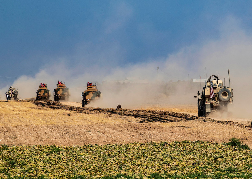 Binh sỹ Mỹ và Thổ Nhĩ Kỳ tiến hành tuần tra chung tại thị trấn Tell Abyad, Syria, ngày 4/10. (Ảnh: AFP/TTXVN)