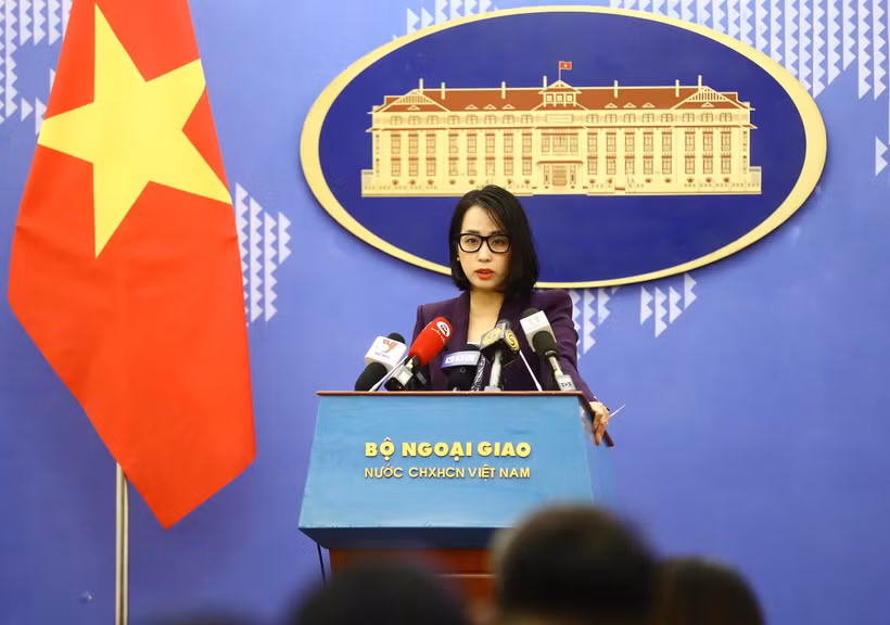 Người phát ngôn Bộ Ngoại giao Phạm Thu Hằng chủ trì Họp báo thường kỳ tháng 1 năm 2024. (Ảnh: Lâm Khánh/TTXVN)