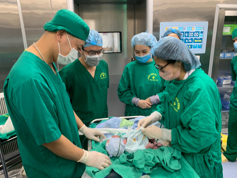 Sau gần 2 giờ đồng hồ, 2 mẹ con sản phụ đã vượt qua cơn nguy hiểm, em bé chào đời là một bé trai khỏe mạnh với cân nặng 2.700gr. (Ảnh: Hoa Mai/TTXVN)