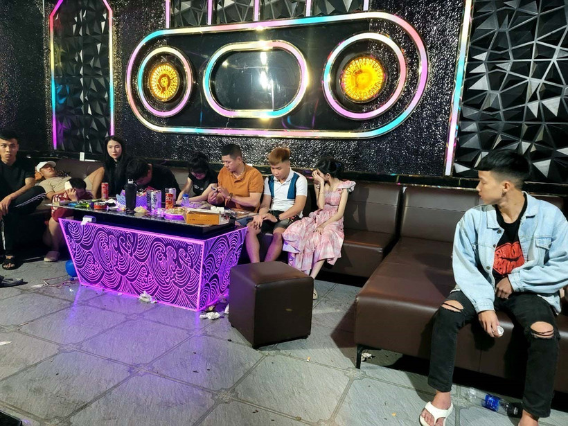 Các đối tượng cùng tang vật tại phòng hát karaoke. (Ảnh: TTXVN phát)