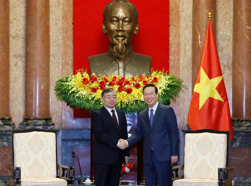 Chủ tịch nước Võ Văn Thưởng tiếp ông Lý Thư Lỗi, Ủy viên Bộ Chính trị, Bí thư Ban Bí thư, Trưởng Ban Tuyên truyền Trung ương Đảng Cộng sản Trung Quốc. (Ảnh: Thống Nhất/TTXVN)