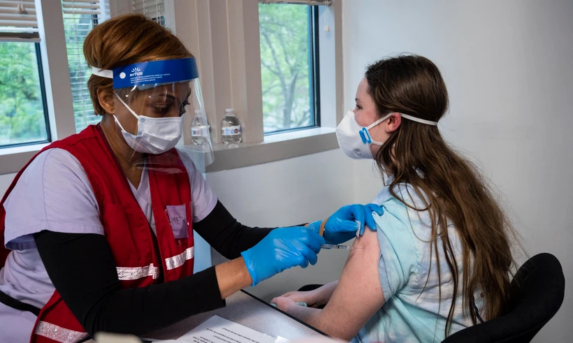 Nhân viên y tế tiêm vaccine ngừa COVID-19 cho người dân tại Virginia, Mỹ ngày 13/5/2021. (Ảnh: AFP/TTXVN)