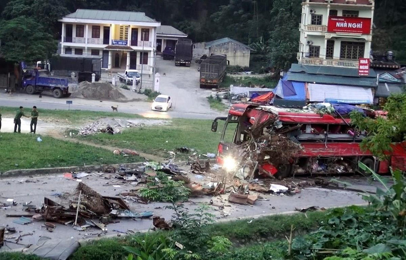 Hiện trường vụ tai nạn đặc biệt nghiêm trọng giữa xe khách và xe tải biển số Lào tại Hòa Bình vào ngày 17/6 vừa qua. (Ảnh: Thanh Hải/TTXVN)