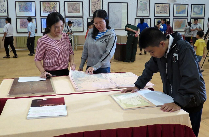 Người dân tham quan triển lãm. (Ảnh: Xuân Triệu/TTXVN)