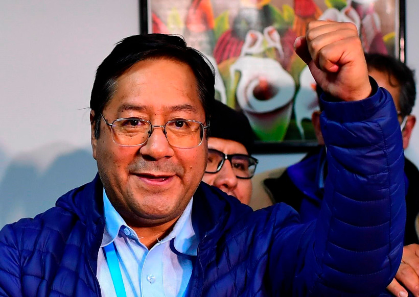 Ứng cử viên Luis Arce mừng chiến thắng tại La Paz, Bolivia, ngày 19/10/2020. (Ảnh: AFP/TTXVN)