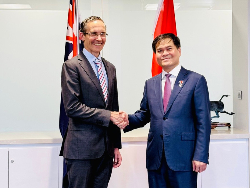 Thứ trưởng Bùi Văn Khắng hội đàm với Bộ trưởng Bộ Ngân khố Australia. (Ảnh" CTV/Vietnam+)
