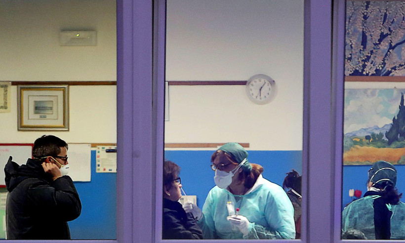 Các nhân viên y tế tiến hành xét nghiệm cho người dân tại Vò. (Nguồn: EPA)