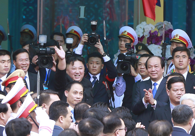 Chủ tịch Triều Tiên Kim Jong-un vẫy chào người dân Lạng Sơn ra tiễn tại ga Đồng Đăng. (Ảnh: Doãn Tấn – TTXVN)