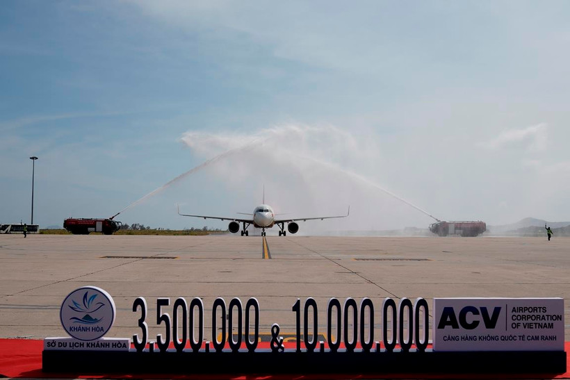 Chuyến bay VJ837 chào đón vị khách thứ 10 triệu và khách du lịch quốc tế thứ 3,5 triệu qua Cảng Hàng không Quốc tế Cam Ranh năm 2019. (Ảnh: CTV/Vietnam+)