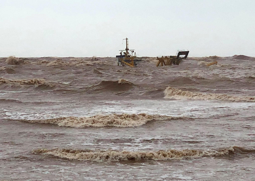 Tàu bị mắc cạn ở biển Cửa Việt. (Ảnh: Nguyên Lý-TTXVN)