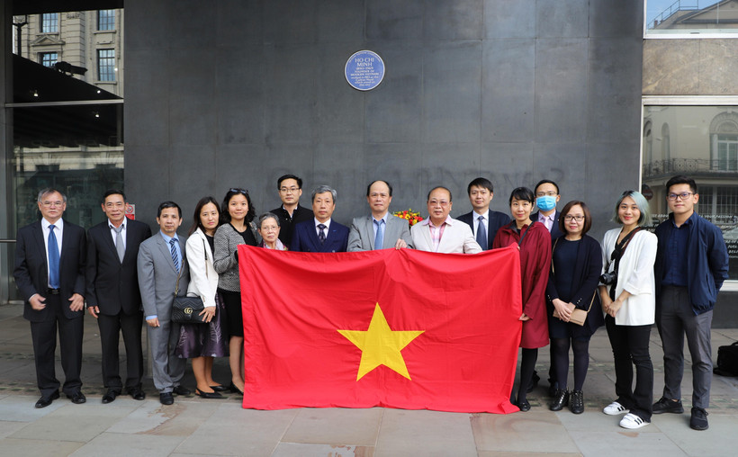 Cán bộ, nhân viên Đại sứ quán Việt Nam tại Vương Quốc Anh, các cơ quan đại diện của Việt Nam, đại diện hội người Việt Nam tại Anh, hội sinh viên Việt Nam tại Anh chụp ảnh bên biển lưu niệm Chủ tịch Hồ Chí Minh tại tòa nhà New Zealand. (Ảnh: Đình Thư/TTXVN