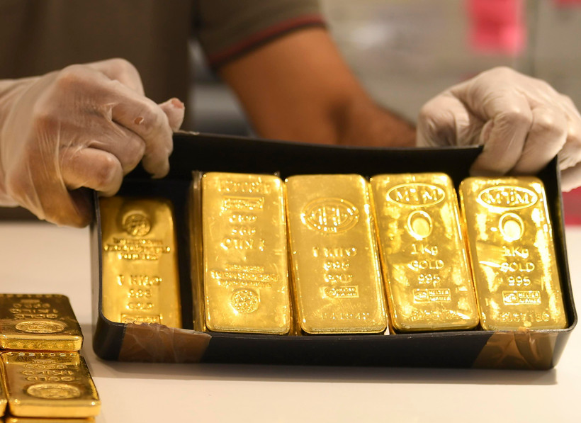 Vàng miếng được bán tại Sàn giao dịch vàng ở Dubai, UAE. (Ảnh: AFP/TTXVN)