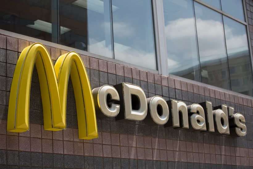 Biểu tượng của McDonald bên ngoài một nhà hàng ở Washington, DC, Mỹ. (Ảnh: AFP/TTXVN)