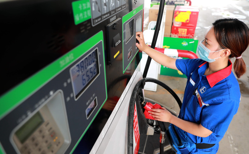 Nhân viên bơm xăng cho phương tiện tại một trạm xăng ở Hà Bắc, Trung Quốc. (Ảnh: THX/TTXVN)