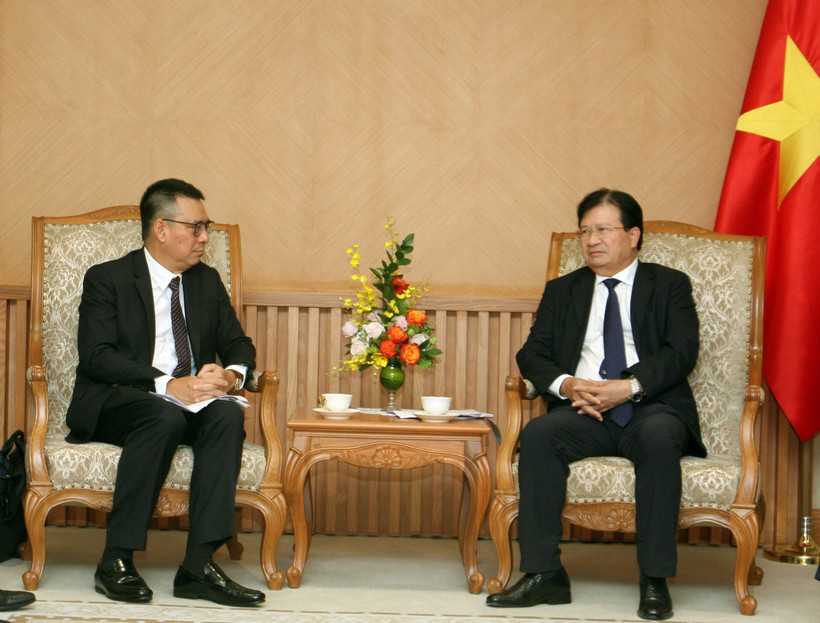 Phó Thủ tướng Trịnh Đình Dũng tiếp ông Roongrote Rangsiopash, Chủ tịch kiêm Tổng Giám đốc Tâp đoàn SCG của Thái Lan đang có chuyến thăm và làm việc tại Việt Nam. (Ảnh: Nguyễn Dân/TTXVN)