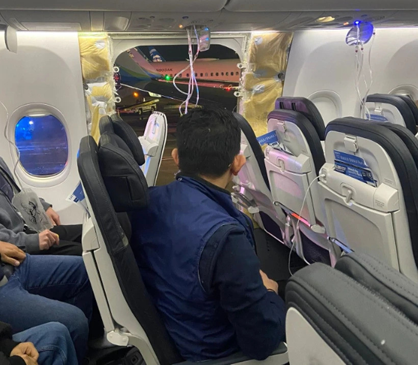 Cửa sổ và một phần thân chiếc máy bay của Hãng hàng không Alaska Airlines bung ra trong quá trình bay. (Nguồn: NBC News)