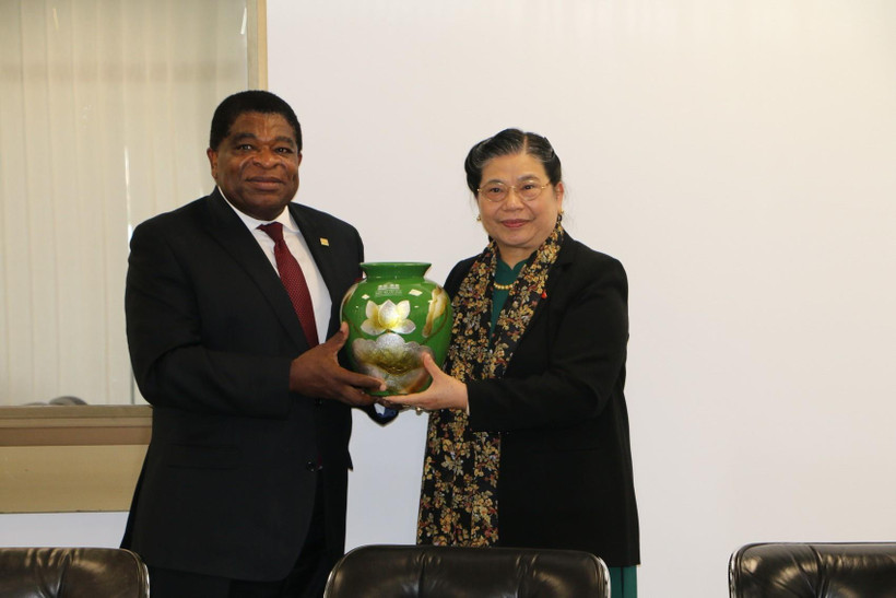 Phó Chủ tịch Thường trực Quốc hội Tòng Thị Phóng tặng quà lưu niệm Tổng Thư ký IPU bên lề Đại hội đồng IPU-141. (Ảnh: Trần Hiếu/TTXVN)