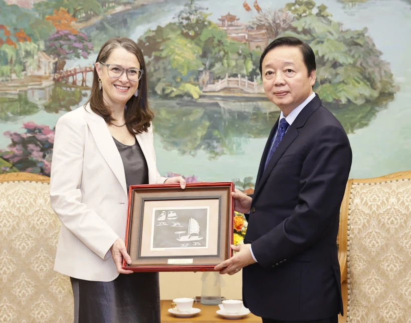 Phó Thủ tướng Trần Hồng Hà tặng quà lưu niệm cho Đại sứ về biến đổi khí hậu của Canada Catherine Stewart. (Ảnh: Văn Điệp/TTXVN)