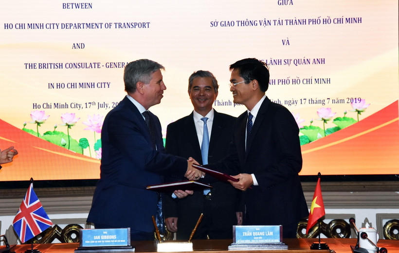 Ông Ian Giboons, Tổng lãnh sự Anh tại Thành phố Hồ Chí Minh và ông Trần Quang Lâm, Giám đốc Sở Giao thông Vận tải trao đổi Biên bản ghi nhớ hợp tác đã ký. (Ảnh: Xuân Khu-TTXVN)