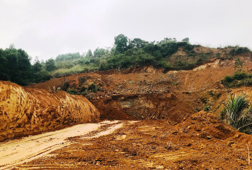 Mỏ vật liệu thi công các đoạn tuyến cao tốc Bắc-Nam vẫn đang thiếu trầm trọng. (Ảnh: Việt Hùng/Vietnam+)
