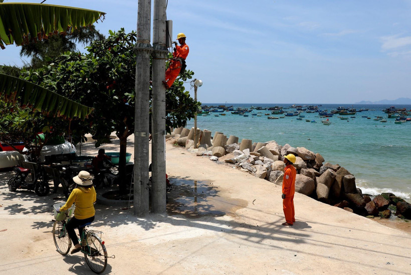 EVN lắp đặt côngtơ cho khách hàng dùng điện trên đảo Nhơn Châu (Bình Định). (Ảnh: Ngọc Hà/TTXVN)