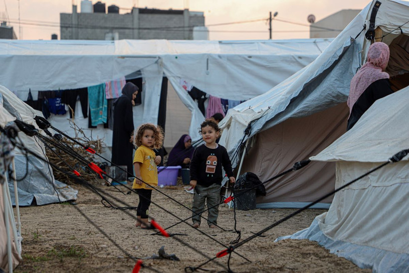 Trẻ em Palestine sơ tán tránh xung đột tại khu lều trại của Cơ quan cứu trợ và việc làm của LHQ dành cho người tị nạn Palestine (UNRWA) ở thành phố Khan Younis, phía Nam Dải Gaza. (Ảnh: THX/TTXVN)