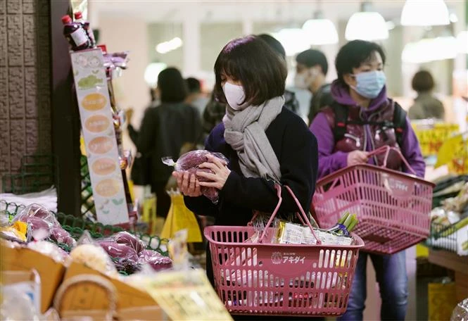 Người dân mua sắm tại một siêu thị ở Tokyo, Nhật Bản. (Ảnh: Kyodo/TTXVN)