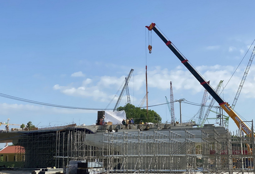 Công trường cầu vượt khu vực trước Nhà ga T3 sân bay Tân Sơn Nhất được đẩy nhanh tiến độ. (Ảnh: Tiến Lực/TTXVN)