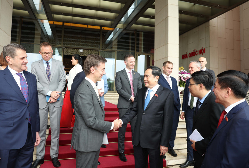 Chủ tịch Quốc hội Trần Thanh Mẫn với Đại sứ Liên minh châu Âu (EU) và các Đại sứ, Đại biện các nước thành viên EU tại Việt Nam. (Ảnh: Thống Nhất/TTXVN)