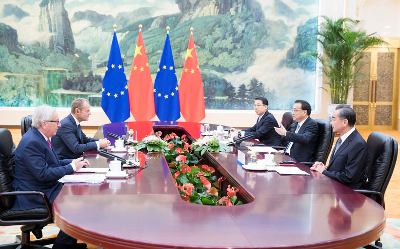 Thủ tướng Trung Quốc Lý Khắc Cường (giữa-phải), Chủ tịch Ủy ban châu Âu Jean-Claude Juncker (trái) và Chủ tịch Hội đồng châu Âu Donald Tusk (thứ 2- trái) tại cuộc gặp ở Bắc Kinh ngày 16/7/2018. (Ảnh: THX/TTXVN)