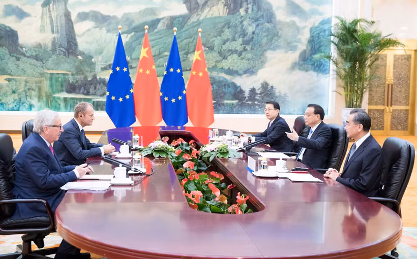Thủ tướng Trung Quốc Lý Khắc Cường (giữa-phải), Chủ tịch Ủy ban châu Âu Jean-Claude Juncker (trái) và Chủ tịch Hội đồng châu Âu Donald Tusk (thứ 2- trái) tại cuộc gặp ở Bắc Kinh ngày 16/7/2018. (Ảnh: THX/TTXVN)