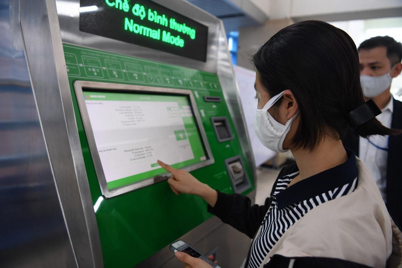 Hành khách mua vé để đi tàu Cát Linh-Hà Đông. (Ảnh: CTV/Vietnam+)