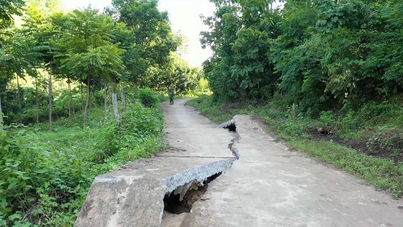 Sạt lở, sụt lún nghiêm trọng tại khu phố Na Khà, thị trấn Mường Lát, tỉnh Thanh Hóa. (Ảnh: TTXVN phát)