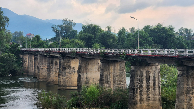 Cầu Định Bình xây dựng đã được gần 30 năm. (Ảnh: Sỹ Thắng/TTXVN)