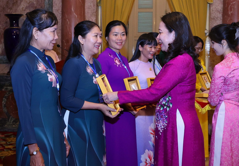 Phó Chủ tịch nước Võ Thị Ánh Xuân tặng quà lưu niệm các đại biểu nữ chuyên trách Hội Liên hiệp Phụ nữ tiêu biểu các cấp toàn quốc năm 2024. (Ảnh: Văn Điệp/TTXVN)