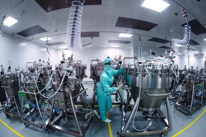 Nhân viên làm việc tại dây chuyền sản xuất vaccine ngừa COVID-19 của công ty dược phẩm Sanofi ở Val-de-Reuil, Pháp ngày 10/7/2020. (Ảnh: AFP/TTXVN)