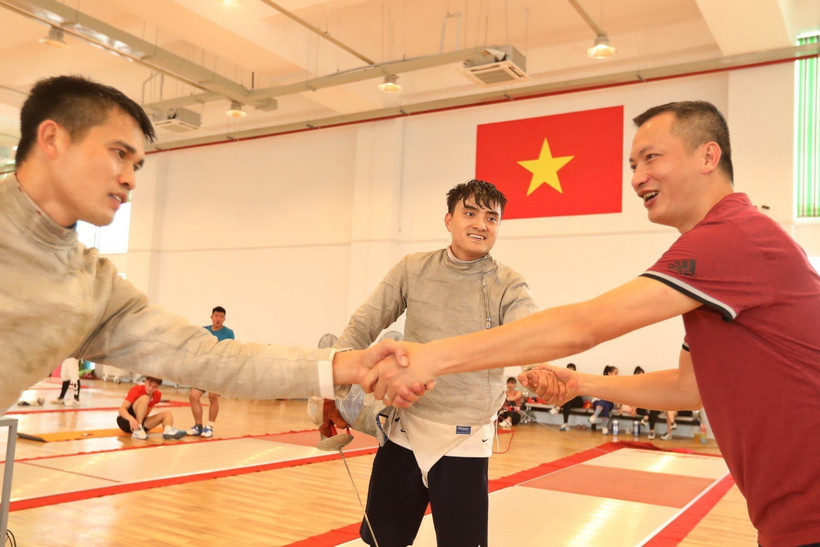 Thầy, trò huấn luyện viên Phạm Anh Tuấn thể hiện quyết tâm cao tại kỳ SEA Games 31 sắp tới. (Ảnh: Minh Quyết/TTXVN)