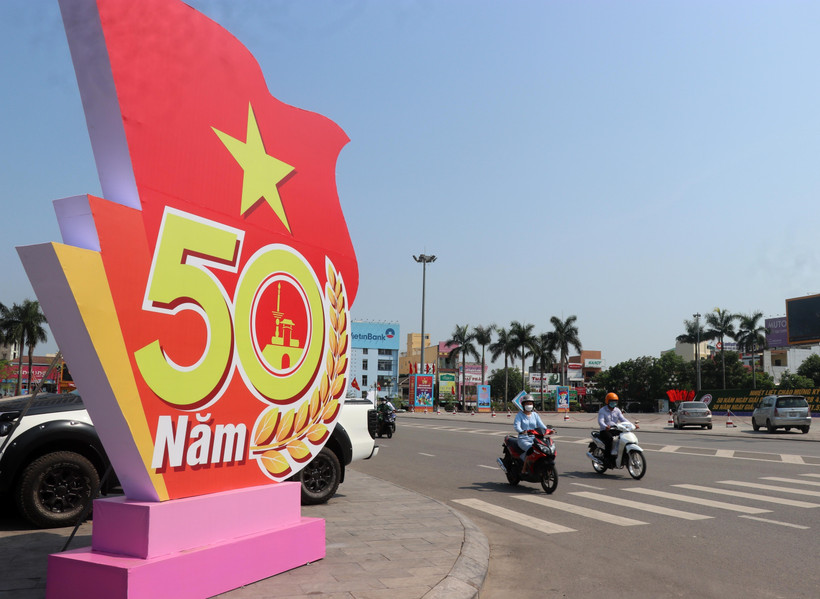 Lô gô tuyên truyền 50 năm ngày giải phóng Quảng Trị được đặt tại trung tâm thành phố Đông Hà. (Ảnh: Nguyên Lý/TTXVN)