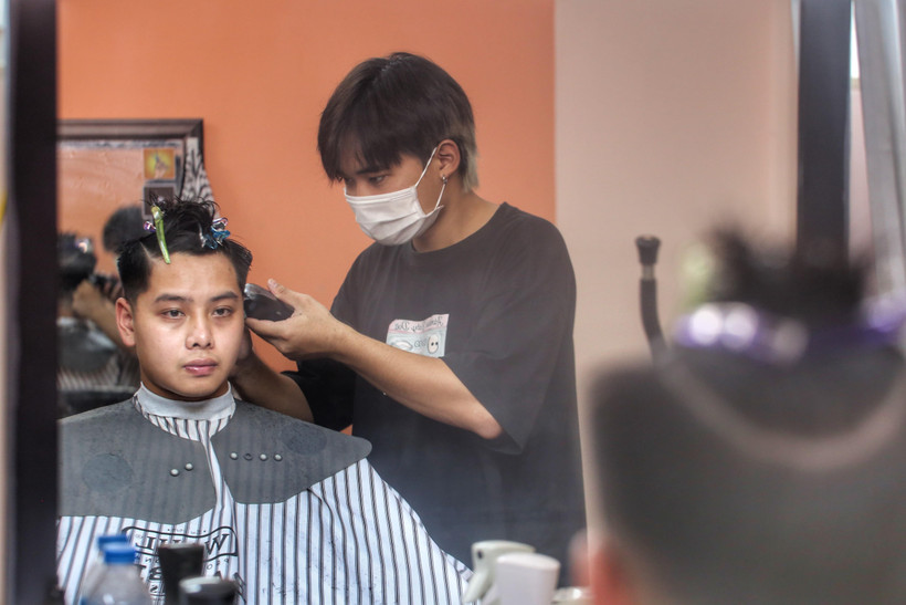 Các cửa hàng cắt tóc mỗi lượt chỉ nhận từ 1 đến 2 khách, để đảm bảo việc giãn cách phòng dịch COVID-19. (Ảnh: Tuấn Đức/TTXVN)