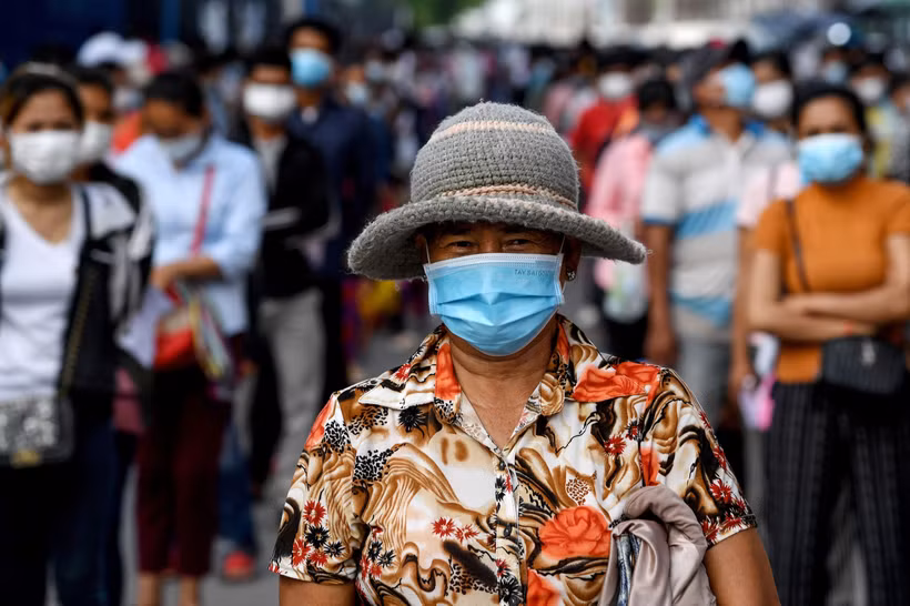 Người dân xếp hàng chờ được tiêm vaccine ngừa COVID-19 tại Phnom Penh, Campuchia ngày 31/5/2021. (Ảnh: AFP/TTXVN)