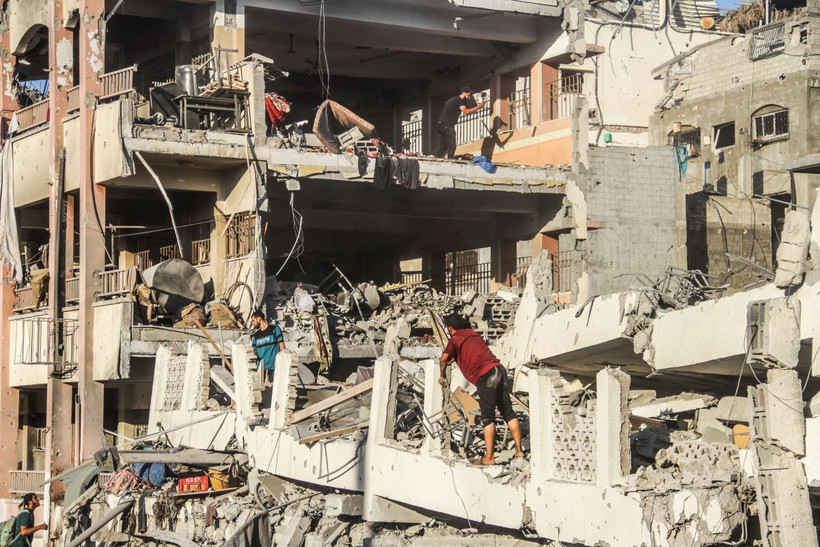 Hiện trường cuộc không kích của Israel nhằm vào trường học ở thành phố Gaza ngày 3/8/2024. (Ảnh: THX/TTXVN)