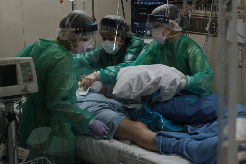 Nhân viên y tế điều trị cho bệnh nhân COVID-19 tại bệnh viện ở Yokohama, Nhật Bản, ngày 8/8/2021. (Ảnh: AFP/TTXVN)