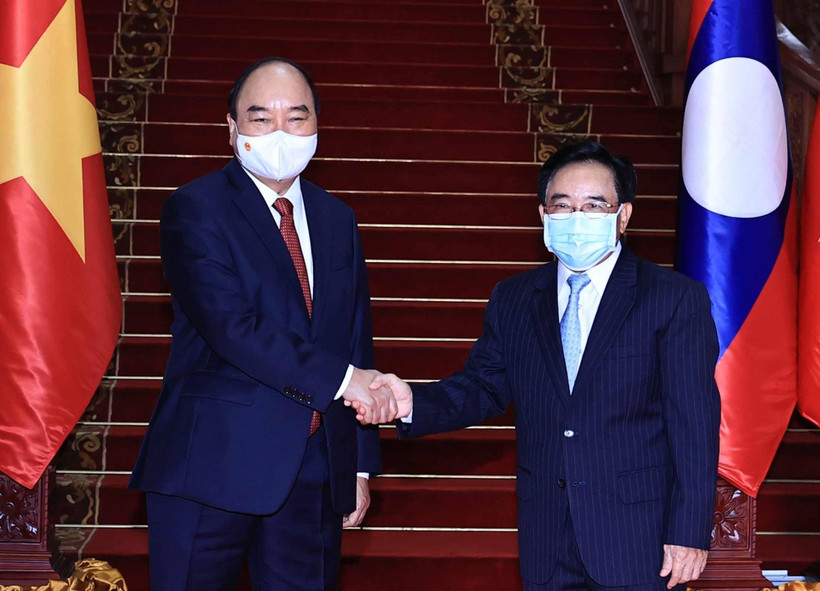 Chủ tịch nước Nguyễn Xuân Phúc hội kiến Thủ tướng Lào Phankham Viphavanh. (Ảnh: Thống Nhất/TTXVN)