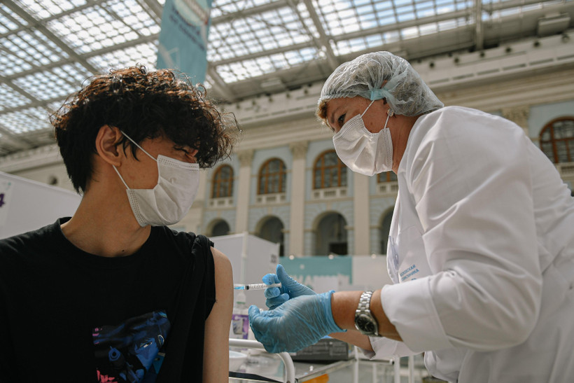 Tiêm vaccine ngừa COVID-19 cho người dân ở Moskva, Nga ngày 4/8/2021. (Ảnh: THX/TTXVN)