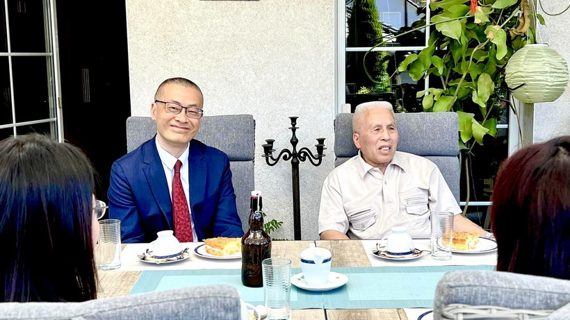 Bác Lê Đức Dương (bên phải) chia sẻ với Đại sứ Vũ Quang Minh và đoàn công tác Đại sứ quán những kỷ niệm về hai lần được gặp Bác Hồ. (Ảnh: Phương Hoa/TTXVN)