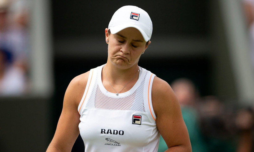 Ashleigh Barty chia tay Wimbledon 2019. (Nguồn: Guardian)